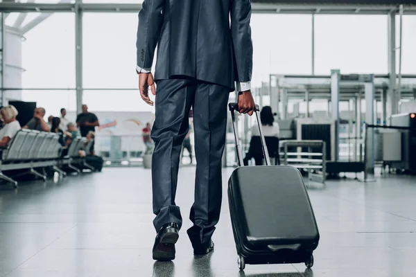 L'homme porte ses bagages à l'aéroport. — Photo