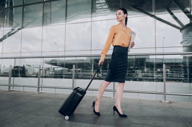 Güzel esmer kadın office yürüyor