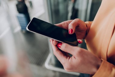 Mobil uygulaması onun smartphone kullanan kadın