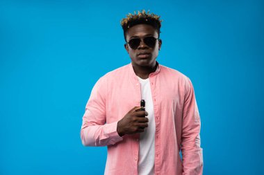 Yakışıklı olan dreadlocks elektronik sigara holding ile