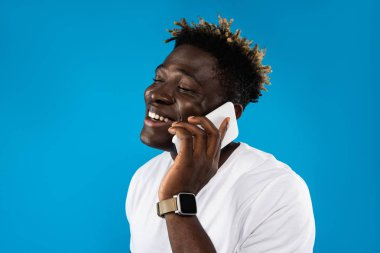 Mutlu adam dreadlocks ile telefon görüşmesi keyif alıyor