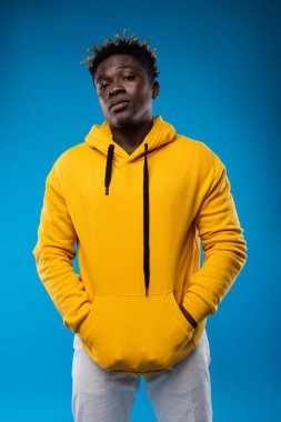 Yakışıklı adam mavi arka plan üzerinde poz