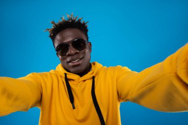 Güneş gözlüğü gülümseyen adam selfie yapıyor