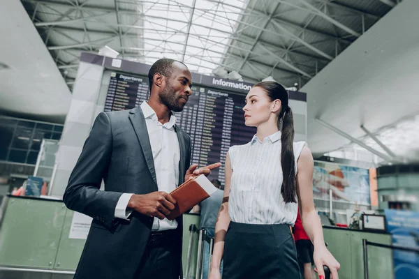 Deux compagnons avec billets à l'aéroport — Photo