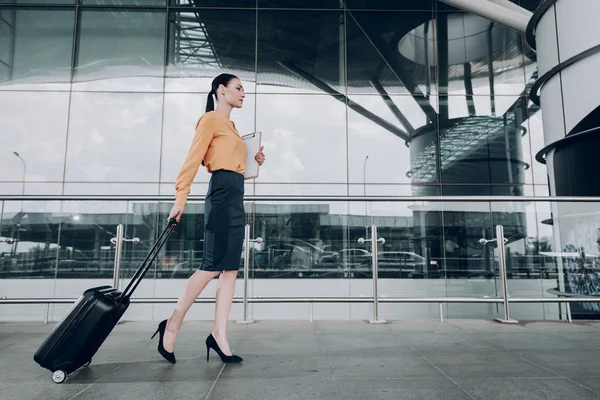 スーツケースに女性のビジネスは、フォルダーの書き込みを保持しています。 — ストック写真