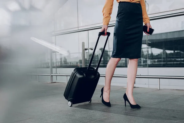 Mujer de negocios con maleta va a espacio para el equipaje — Foto de Stock