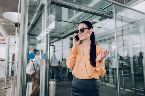 Mulher sorridente está falando ao telefone — Fotografia de Stock