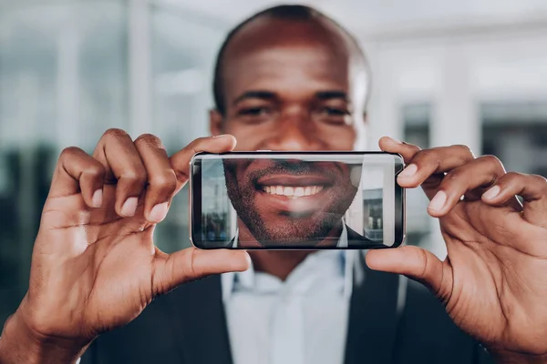 彼の携帯電話で男を示す写真 — ストック写真