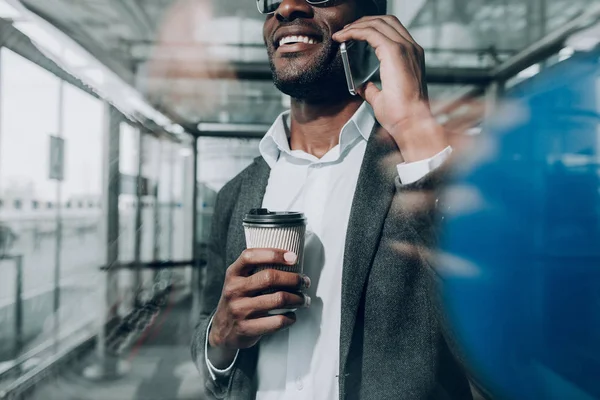 Θετική επιχειρηματίας απολαμβάνει τη συνομιλία στο τηλέφωνο — Φωτογραφία Αρχείου