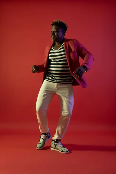 El hombre sonriente con rastas está haciendo movimientos de baile — Foto de Stock