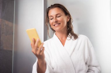 Güzel orta yaşlı Bayan Smartphone ekran arıyorum