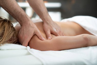 Tedavi yapıyor masör Bayan omzuna Masaj