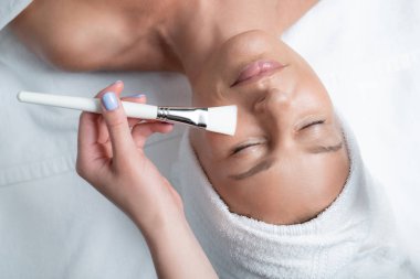 Güzel Bayan kaplıca tedavisi alma kafa havluya ile