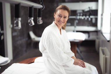 Masaj masasında oturan güzel orta yaşlı kadın