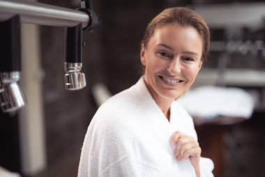 Çekici orta yaşlı kadın spa salon de poz