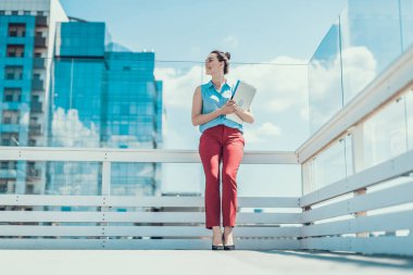 Mutlu kadın işçi dışında iş bittikten sonra dinlenme