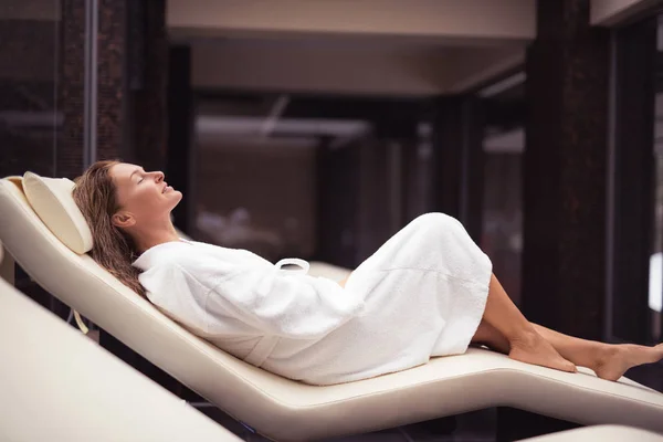 Mooie midden leeftijd vrouw genieten van de rust in Wellness lounge — Stockfoto