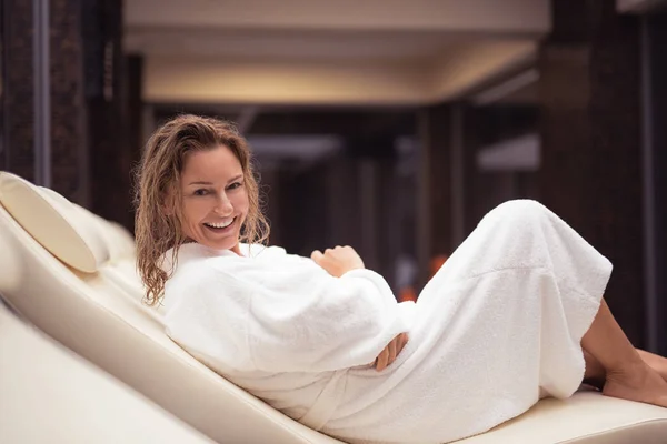 Mooie midden leeftijd vrouw ontspannen in luxe spa salon — Stockfoto