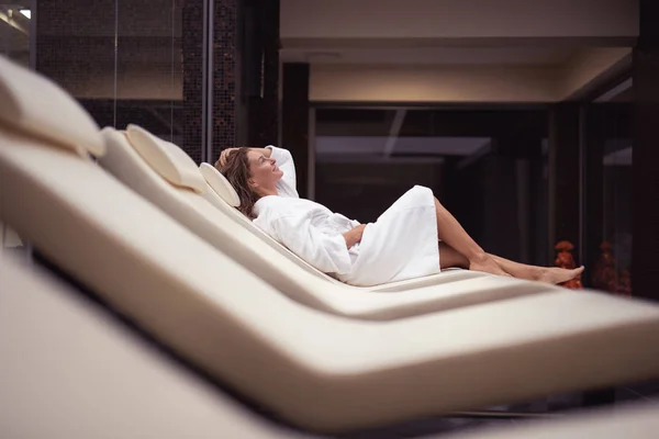 Шикарная женщина средних лет отдыхает в роскошном спа-салоне — стоковое фото