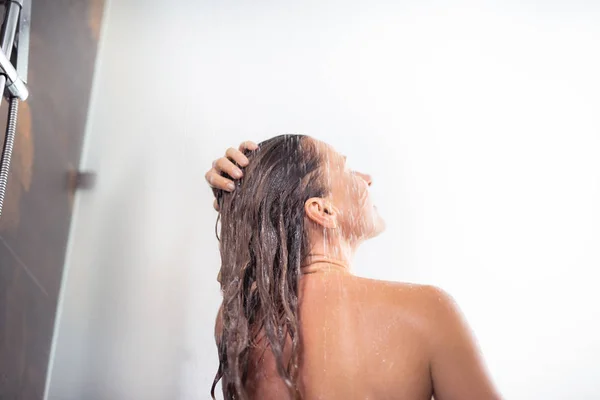 Belle femme nue prenant douche à la salle de bain — Photo