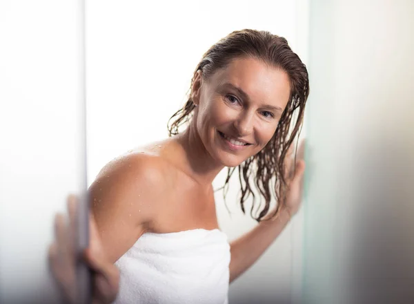 Mujer alegre de mediana edad de pie en la puerta de la ducha —  Fotos de Stock