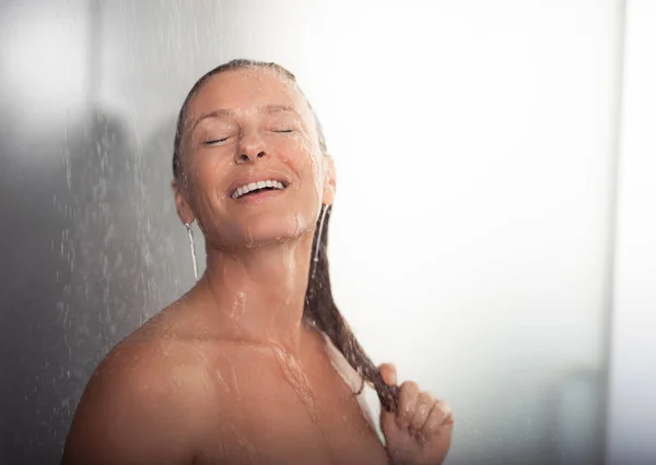 Einfache Angenehme Dinge Porträt Einer Lächelnden Nackten Dame Mit Geschlossenen — Stockfoto