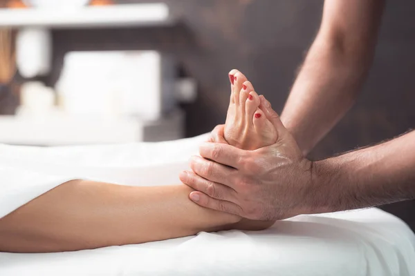 Mulher recebendo massagem nos pés no salão de spa — Fotografia de Stock