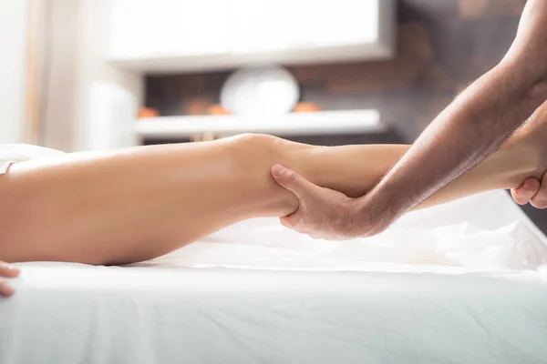 Massör behandlande kvinna med terapeutisk massage på spasalong — Stockfoto
