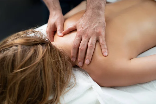 Profesionální masér dělá relaxační masáž na záda paní — Stock fotografie