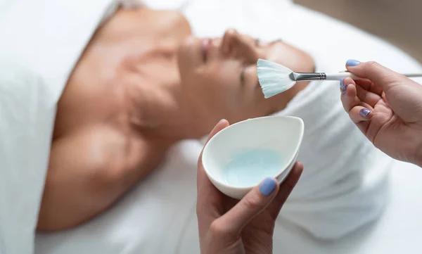 Estetista preparare maschera cosmetica per la procedura di cura della pelle — Foto Stock