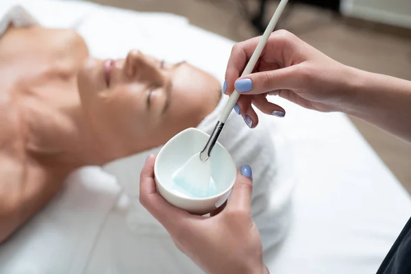 Estetista preparazione maschera per la cura della pelle per la procedura di cura della pelle — Foto Stock