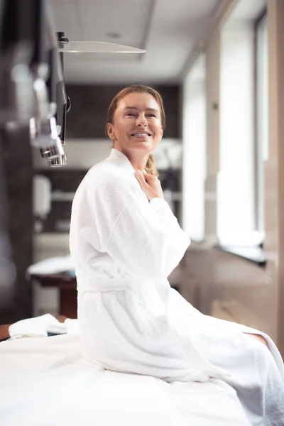 Vrolijke midden leeftijd vrouw tijd doorbrengen op spa salon — Stockfoto