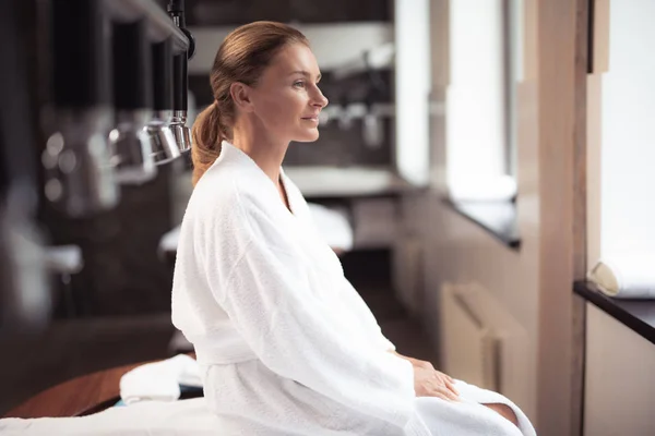 Attraktive Dame mittleren Alters sitzt im Wellness-Center — Stockfoto