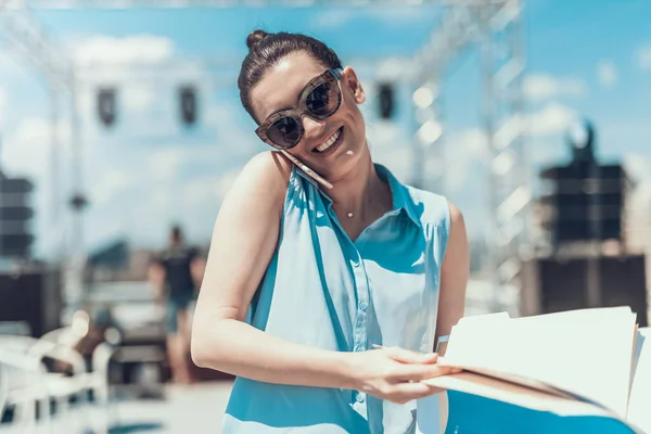 Mujer feliz hablando por teléfono al aire libre — Foto de Stock