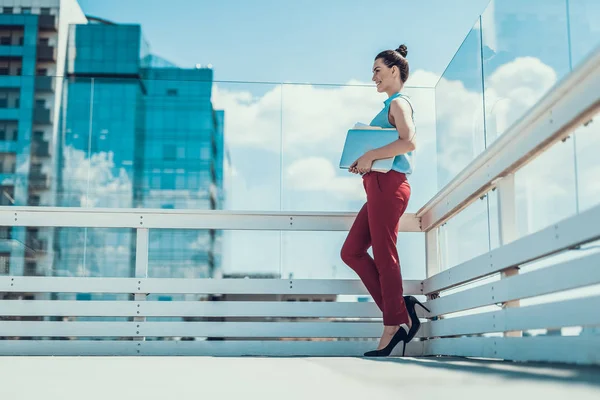 Feliz dama descansando afuera con las carpetas — Foto de Stock