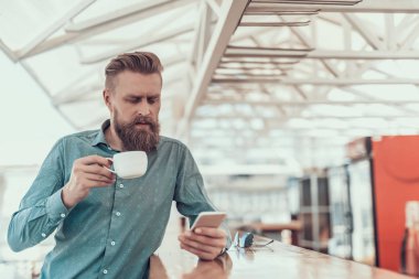 İçecek içinde kendine güvenen erkek tadımı kupa