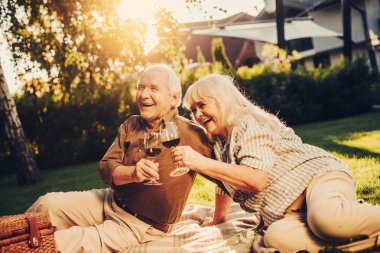 Mutlu olgun ikili komik tarihte gülüyor