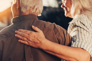 Onun sevgili çift kucaklayan neşeli olgun Bayan