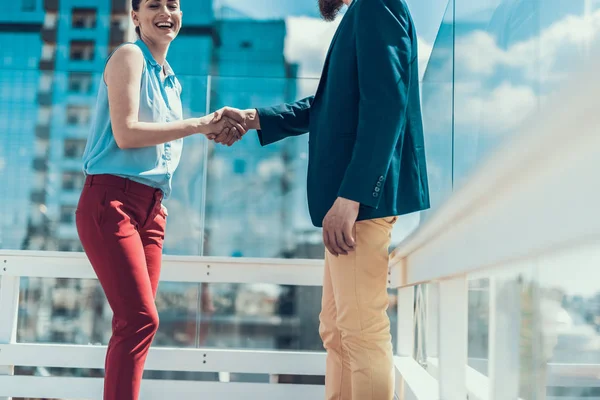 Mujer feliz saludo hombre durante la conversación al aire libre —  Fotos de Stock