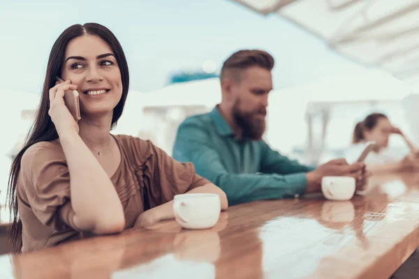 Lycklig kvinna prata telefon i café — Stockfoto