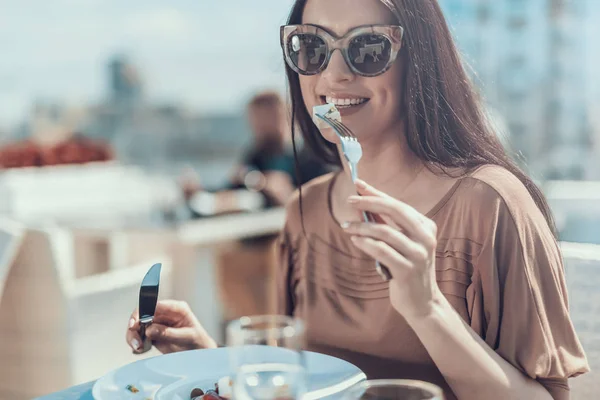 Glad tjej provsmakning aptitretande måltid med gaffel — Stockfoto