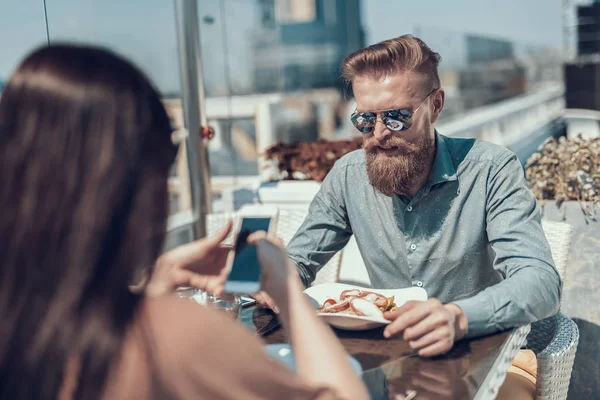 Glad man talar med kvinna i restaurang — Stockfoto