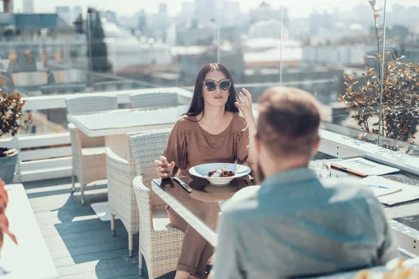 Självsäker kvinna talar med hane i restaurang — Stockfoto