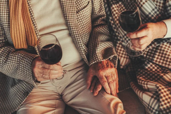 Старая парочка сидит рядом с вином — стоковое фото