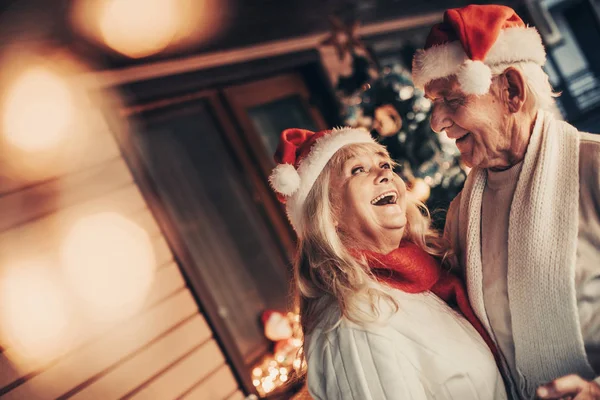 Alegre envejecido twosome pasar juntos Navidad vacaciones —  Fotos de Stock