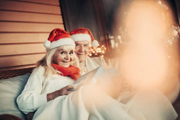 Casal velho alegre celebrando o tempo de Natal juntos — Fotografia de Stock