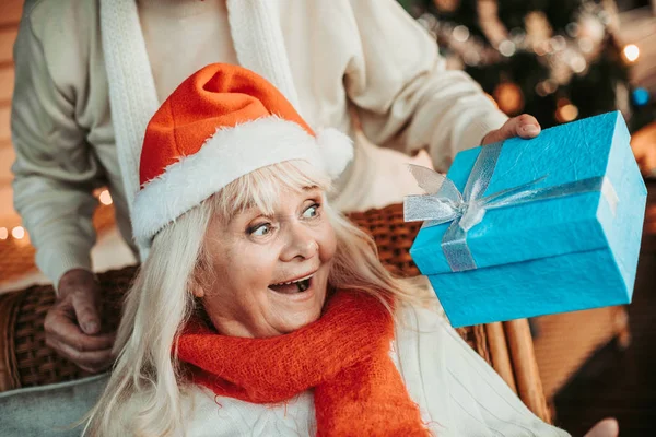 Zázrak ve věku ženská osoba pohlédl na vánoční dárek — Stock fotografie