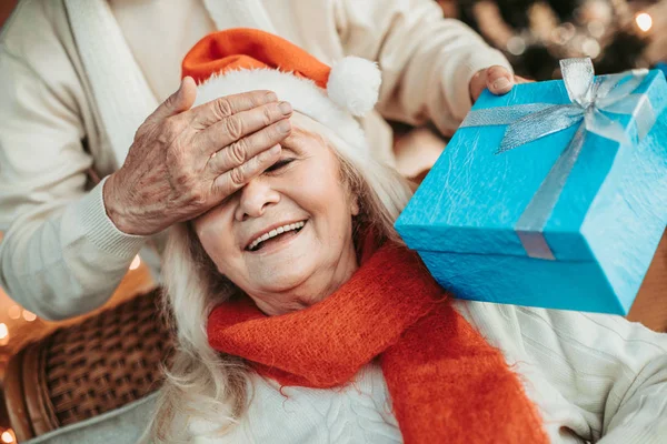 Ve věku mužského zdravotník, dárek k Vánocům — Stock fotografie