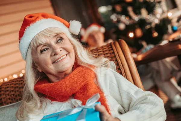 Feliz sorrindo velha mulher na época do Natal — Fotografia de Stock