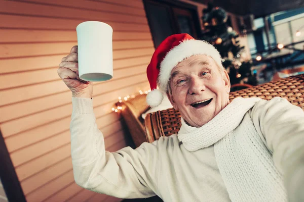 Veselý usměvavá starší mužské osoba činící vánoční Foto — Stock fotografie